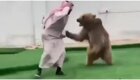 Араб играет в догонялки с медведем