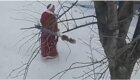 Дерзкий Дед Мороз угрожает мужчине