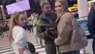 "Не верьте им!": мошенницы под видом беженок из Луганска просят деньги у военных в аэропорту