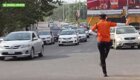 Регулировщик из Африки «танцует» прямо на трассе