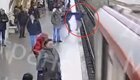В московском метро мужчина столкнул подростка под поезд