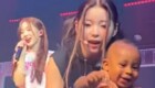 Мать года: на концерте k-pop группы NMIXX на сцене оставили младенца