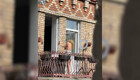 Девушка без стеснения снимает контент прямо на своём балконе