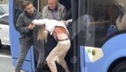 В Санкт-Петербурге пассажиры автобуса подрались с мужчиной, который пытался закурить в салоне