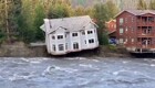Мощный потоп уносит дома в столице Аляски