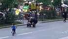 Ребёнок на велосипеде засмотрелся и не заметил впереди даму с коляской и влетел в неё
