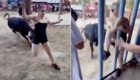 Девушка еле спаслась от быка на корриде в Испании