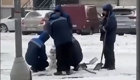 Московские дворники доказали, что перед лепкой снеговика устоять невозможно даже взрослым