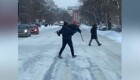 В&nbsp;Екатеринбурге мужчина перенес пожилую женщину на&nbsp;руках через дорогу