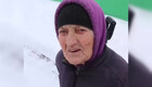 93-летняя бабушка чистит снег и заряжает своим примером соседей