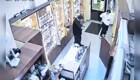 Покупатель попросил продавца показать нож и с помощью него  ограбил магазин