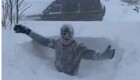 На Сахалине местные жители прыгают с крыши и сбрасывают своих детей в снег