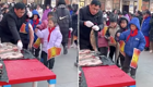 Китайские пятиклассники получают рыбу в качестве награды за хорошие оценки