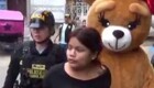 В Перу полицейский переоделся в плюшевого медведя, чтобы поймать наркоторговку в День святого Валентина