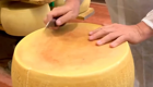 Как расколоть большую головку сыра