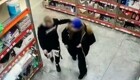 Мужчина с ножом напал на охранника магазина, пытаясь вынести алкоголь и продукты