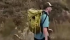 Мужчина придумал, как упростить себе жизнь во время путешествий с большим рюкзаком