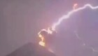 Молния ударила в жерло активного вулкана в Гватемале: атмосферное видео