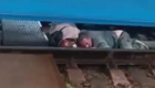 В Подмосковье пьяная пара пыталась пролезть под стоящим поездом, но состав тронулся
