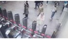 В Москве мужчина разбил створку турникета в&nbsp;метро