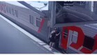 В Санкт-Петербурге мужчина упал между платформой и поездом