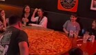 Огромная пицца для большой и голодной компании