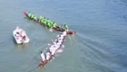 Напряжённая борьба команд во время заплыва на лодках