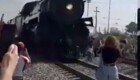 Поезд выбил смартфон из рук девушки