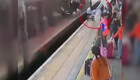Коляска с младенцем чуть не попала под колёса несущегося поезда в Британии