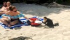 Обезьяна обокрала туристку на пляже
