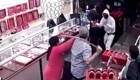 Нападение вооруженных подростков на ювелирный магазин попало на видео