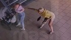 В Петербурге агрессивная женщина напала на мать с ребёнком — незнакомка дернула девушку за волосы и убежала