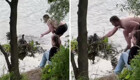 Неадекватный мужчина разоряет гнездо лысух