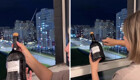 Неудачная попытка женщины открыть бутылку