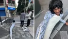 Турист прополз по улицам японского города в костюме змеи