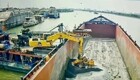 Экскаваторщик и бульдозерист не поделили кучу гравия на барже
