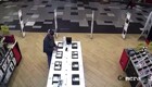 Мужчина похитил из магазина два  смартфона и смарт-часы