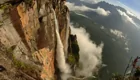 Настоящее чудо природы: мужчина показал свой полет над самым высоким водопадом мира