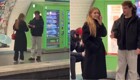 Карточный фокус в метро Парижа оставил девушку в полном шоке