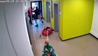 Мужчина подрался с курьером в подъезде