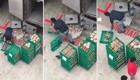 Сотрудника пекарни упрекнули за то, что он подобрал выпечку с земли