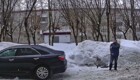 В Подмосковье на мужчину упала глыба льда