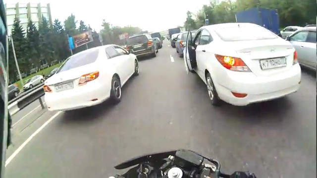 Открыл дверь в пробке