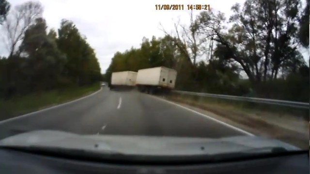 Опрокинул фуру