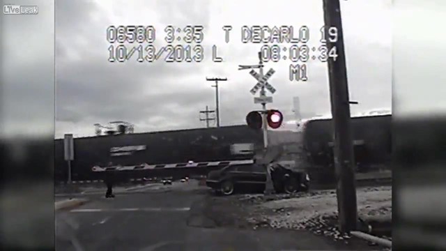 Американка, уходя от погони, дважды попала под поезд и выжила