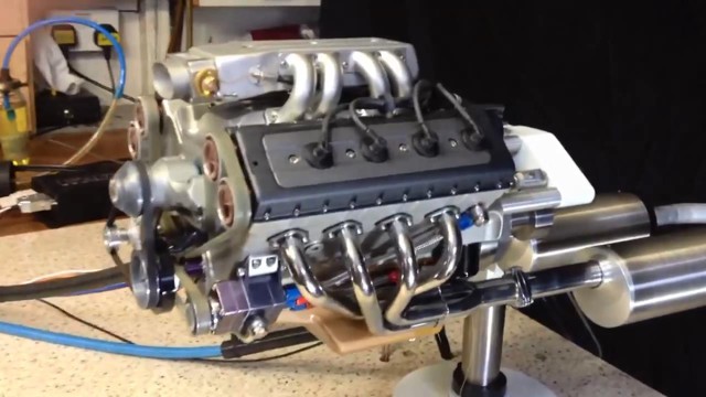 Модель двигателя V8 объемом 45 кубиков