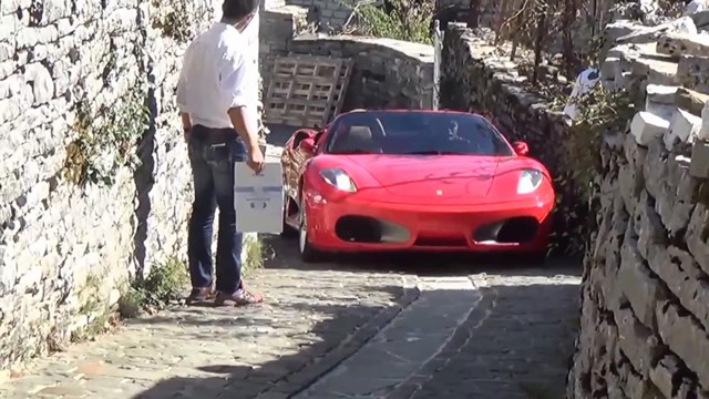 На Ferrari по узкой улочке
