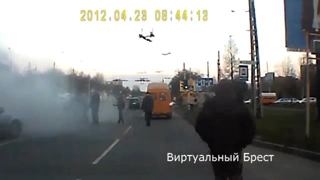 Вспыхнувший автомобиль помогли затушить очевидцы