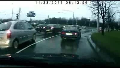 BMW поскользнулся на луже