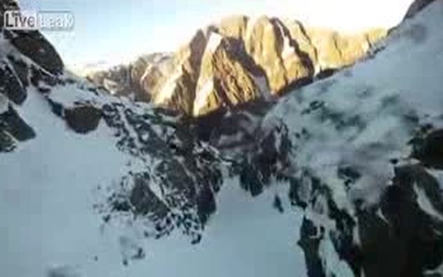 Потрясающий спуск с Французских Альп на лыжах с парашютом 